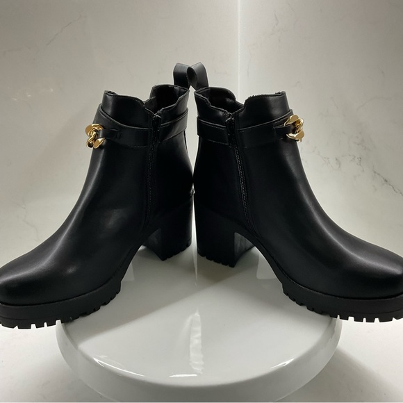 Chunky 3” Heeled Chelsea Boots with gold chain detail size 39 (7.5) - Picture 8 of 10